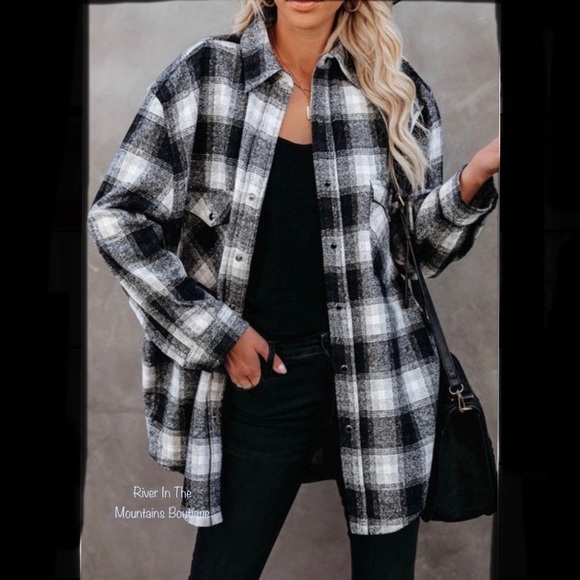 Tops - ❇️RESTOCKED❇️ NWT! Black Pocketed Plaid Shacket!